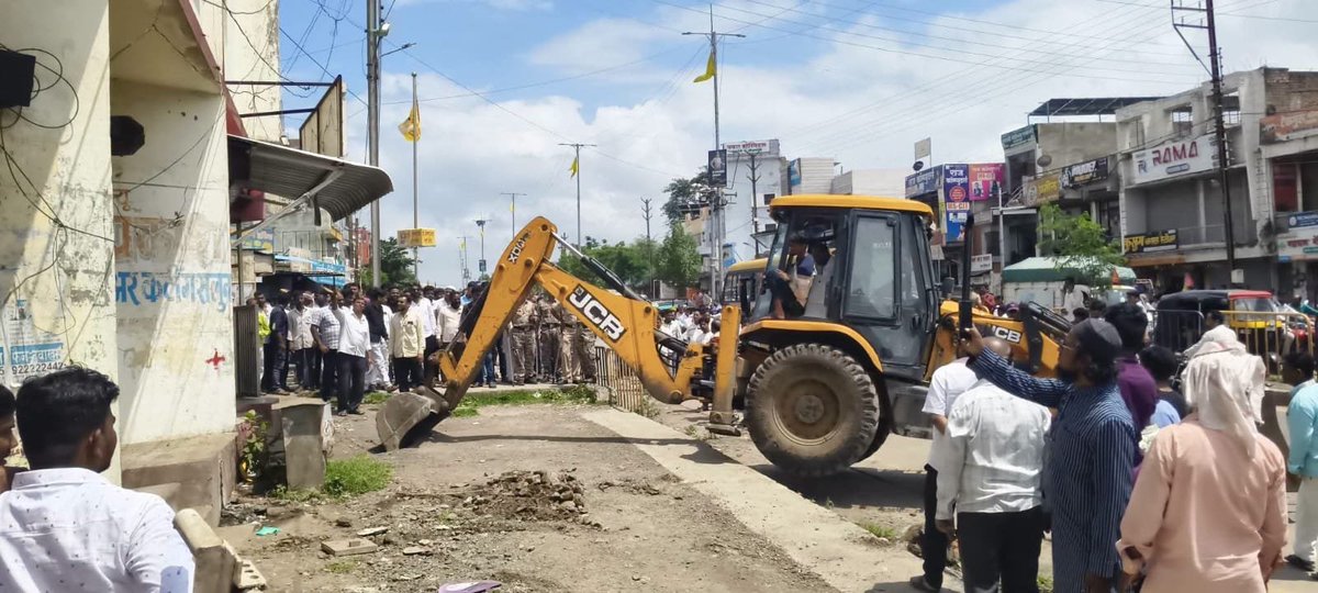 airnews_mumbai's tweet photo. #Beed : बीड जिल्ह्यातील माजलगाव नगरपालिकेने शहरातील प्रमुख रस्ते आणि सार्वजनिक ठिकाणांवरील अतिक्रमण हटविण्याची विशेष मोहीम सुरू केली आहे. वाहतुकीला अडथळा ठरणारी अतिक्रमणे हटवून शहर अतिक्रमणमुक्त करण्यासाठी ही कारवाई टप्प्याटप्प्याने सुरू राहणार आहे.
#Majalgaon #Beed #UrbanDevelopmen @InfoBeed