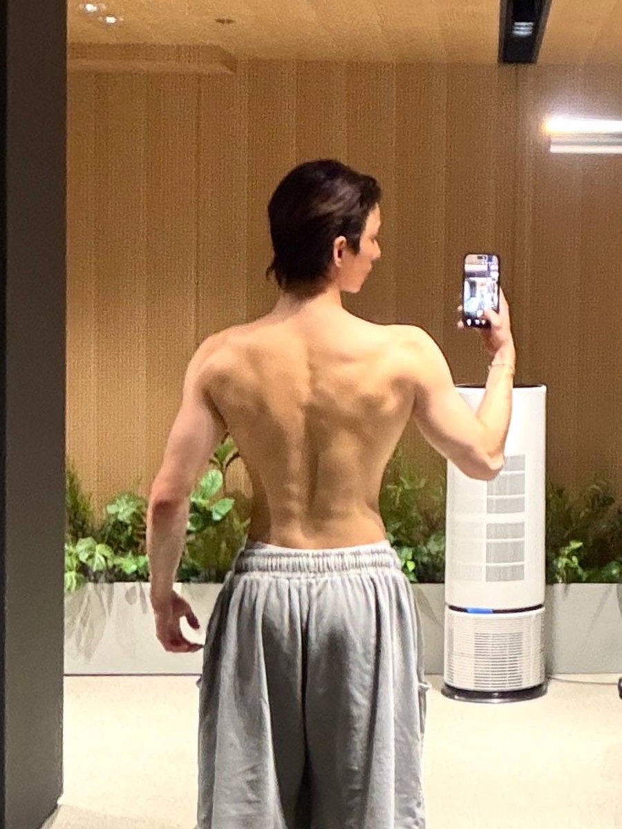 1pmakzer's tweet photo. "they’re talking 
behind your back"             “how’s the view?” https://t.co/qcQ96c8HgY