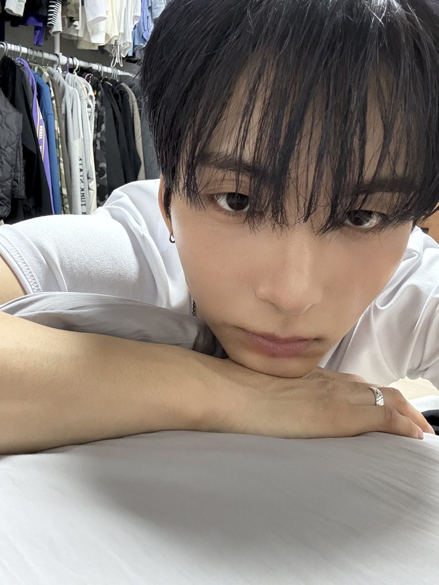 1pmakzer's tweet photo. "they’re talking 
behind your back"             “how’s the view?” https://t.co/qcQ96c8HgY