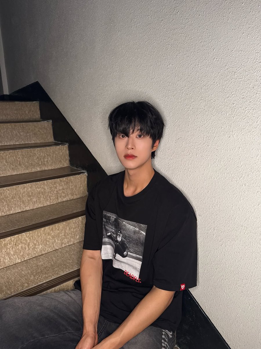 sovvvviiii's tweet photo. 하 근데 진지하게
남자들이 너무 하얗고(나보다더), 돈벌어서피부과에서쫀득물광주사및천만원레이저쫀득하게 받아서나오는 부의광기름을 두르고 압구정n번출구출생지인 피부 취향 아니고,
올리브영 50프로할인해서 개당 천원 마스크팩을 대량구매하며 1일1팩에도 꽤나큰관리인것을 티내고체감하며 오오 이것이 나의 특별한 피부관리!^^ 사실이거말고잘몰라요ㅠ 로션이랑수분크림 비슷하지머~ 라고말하는 꾸밈정도의 남자 초코빛 피부가 진짜 개조은거야.