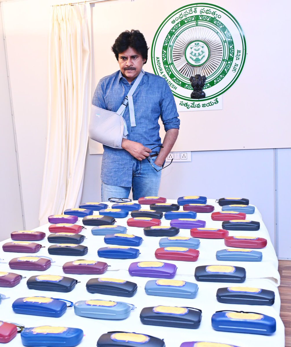 APDeputyCMO's tweet photo. అల్లికలతో అలసిన కళ్లకు కొత్త వెలుగులు

• దృష్టి లోపాలున్న క్రోచెట్ లేస్ కళాకారులకు కళ్లజోళ్లు పంపించిన శ్రీ పవన్ కళ్యాణ్ గారు

 క్రోచెట్ లేస్ కళాకారుల కష్టాలను తెలుసుకున్న రాష్ట్ర ఉపముఖ్యమంత్రివర్యులు శ్రీ @PawanKalyan గారు, మసకబారిన వారి జీవితాల్లో కొత్త వెలుగులు నింపుతున్నారు. వైద్య పరీక్షలు చేయించి వదిలేయకుండా, 141 మందికి కళ్లజోళ్లు సిద్ధం చేయించారు. గత నెల విజయవాడ వేదికగా ఆంధ్రప్రదేశ్ హస్తకళల అభివృద్ధి సంస్థ నిర్వహించిన హస్తకళా మహోత్సవ ప్రారంభోత్సవానికి ముఖ్య అతిథిగా హాజరైన శ్రీ పవన్ కళ్యాణ్ గారు కళాకారులతో మమేకమయ్యారు. ఈ సందర్భంగా పలువురు హస్తకళాకారులు తమ వృత్తిని ముందుకు తీసుకువెళ్లే క్రమంలో ఎదురవుతున్న ఆరోగ్య సమస్యలను ఉపముఖ్యమంత్రివర్యుల దృష్టికి తీసుకువచ్చారు. నరసాపురం నియోజకవర్గం పరిధిలోని పసలదీవికి చెందిన క్రోచెట్ లేస్ కళాకారిణి శ్రీమతి మహాలక్ష్మి తన ఆరోగ్య సమస్యను వివరించారు. చిన్న చిన్న నమూనాలను గంటల కొద్దీ చూస్తూ ఉండడం వల్ల చూపు మందగిస్తోందని, కంటి పరీక్షలు చేయించాలని కోరారు.

అదే వేదికపై స్పందించిన ఉప ముఖ్యమంత్రివర్యులు రాష్ట్రవ్యాప్తంగా క్లస్టర్లవారీగా హస్తకళాకారుల కోసం ఉచిత వైద్య శిబిరాలు ఏర్పాటు చేయాలని అధికారులను ఆదేశించారు. గత నెలలో నరసాపురంలో క్రోచెట్ లేస్ కళాకారుల కోసం నిర్వహించిన నేత్ర వైద్య శిబిరంలో 141 మందికి కళ్లజోళ్లు అవసరమని వైద్యులు సూచించారు. ఆ 141 మందికి శ్రీ పవన్ కళ్యాణ్ గారు కళ్లజోళ్లు ఏర్పాటు చేశారు.

• మరిన్ని నేత్ర వైద్య శిబిరాల నిర్వహణకు సన్నాహాలు
శ్రీ పవన్ కళ్యాణ్ గారి ఆదేశాల మేరకు క్లస్టర్ల వారీగా హస్తకళాకారుల కోసం ఉచిత వైద్య శిబిరాలు కొనసాగుతున్నాయి. క్రోచెట్ లేస్ కళాకారుల కోసం నిర్వహించిన మొదటి నేత్ర వైద్య శిబిరంలో పరీక్షలు చేయించుకున్న వారికి కళ్లజోళ్లు సిద్ధం కాగా, పాలకొల్లు పరిధిలోని యలమంచిలి, అత్తిలిలో మరో రెండు శిబిరాలు పూర్తయ్యాయి. ఈ రెండు శిబిరాల్లో దృష్టి లోపాలు ఉన్నట్లు గుర్తించిన మరో 350 మందికి కూడా ఉపముఖ్యమంత్రివర్యులు కళ్లజోళ్లు ఏర్పాటు చేయిస్తున్నారు. మరో 20 మందికి పైగా కంటిశుక్లం (చుక్కల వ్యాధి) సమస్య ఉన్నట్లు వైద్యులు గుర్తించారు. వారికి శస్త్రచికిత్సలు చేయించనున్నారు. క్రోచెట్ లేస్ కళాకారుల కోసం ఆచంట, నరసాపురంలో మరో రెండు నేత్ర వైద్య శిబిరాలు నిర్వహించనున్నారు.