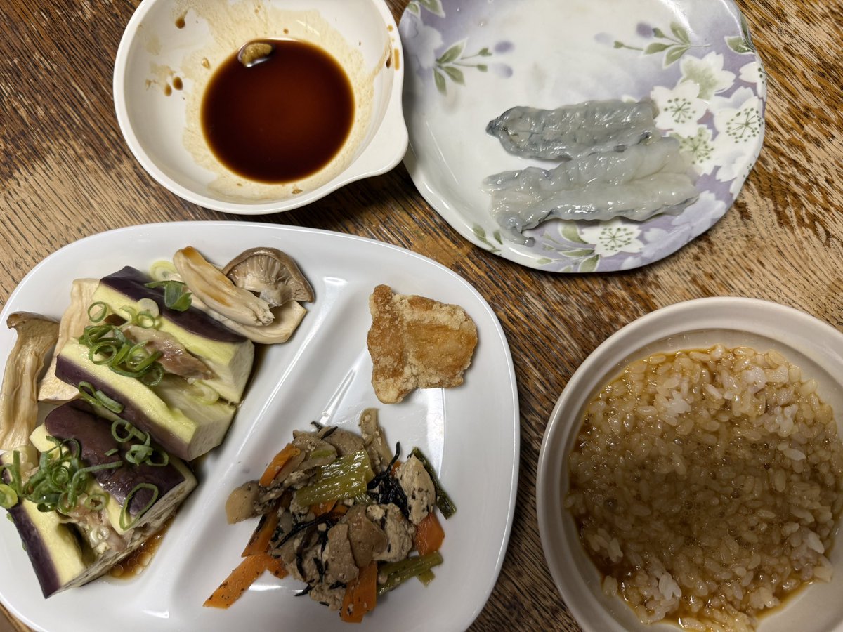 Fe26057D's tweet photo. 今日は疲れた😵
漁で取れたボタン海老を刺身で食べたけど、新鮮で旨かった

夜ごはん
卵かけご飯(ごはん100g、生たまご1個、醤油小さじ2)、蒸し料理(茄子1本、豚ばら30g、エリンギ2本)、炒り豆腐0.33人前、から揚げ1個、ボタン海老の刺身2 https://t.co/sCPzTEQtVX