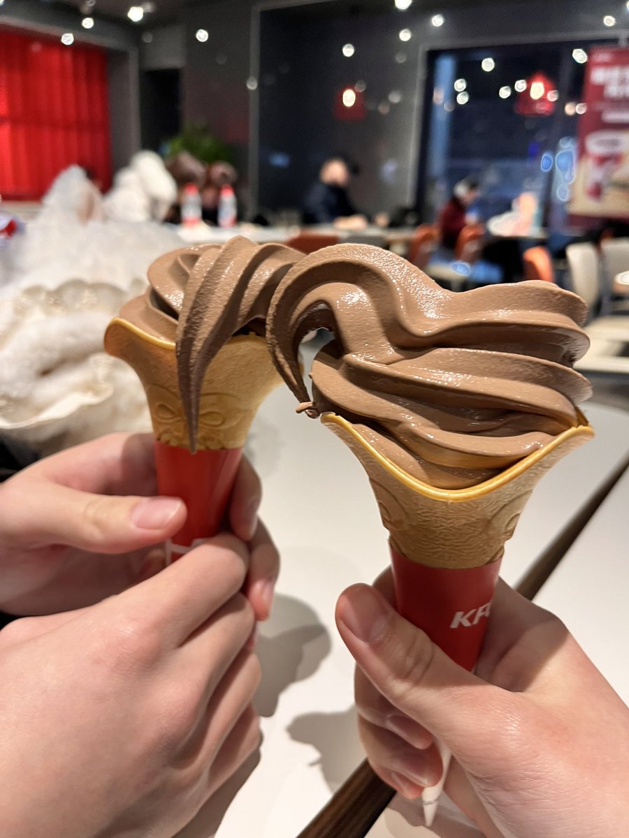 VqMkw's tweet photo. この肯德基のアイス🍦美味かったからまた食べたいんだが下架してて萎え 
にしても巻き方下手くそすぎる https://t.co/kZDcIFIvVG