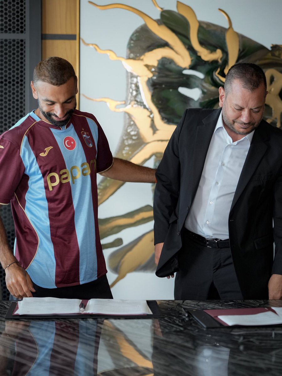 TrabzonsporFR_'s tweet photo. 🚨 Les détails du contrat de Mohamed Salah 💣

🔹 10M€/saison
🔹 7M€ de prime à la signature
🔹 5% de commission d’agent (1,35M€)
🔹 20% des ventes de produits dérivés “Mohamed Salah���

Sans compter les bonus ni les revenus liés au merchandising. 

14,2 M€ par an. 💰

À noter qu’une grande partie de l’opération sera prise en charge par les sponsors, réduisant considérablement l’effort financier de Trabzonspor.

Une excellente affaire… reste maintenant à voir jusqu’où peuvent monter les bonus.