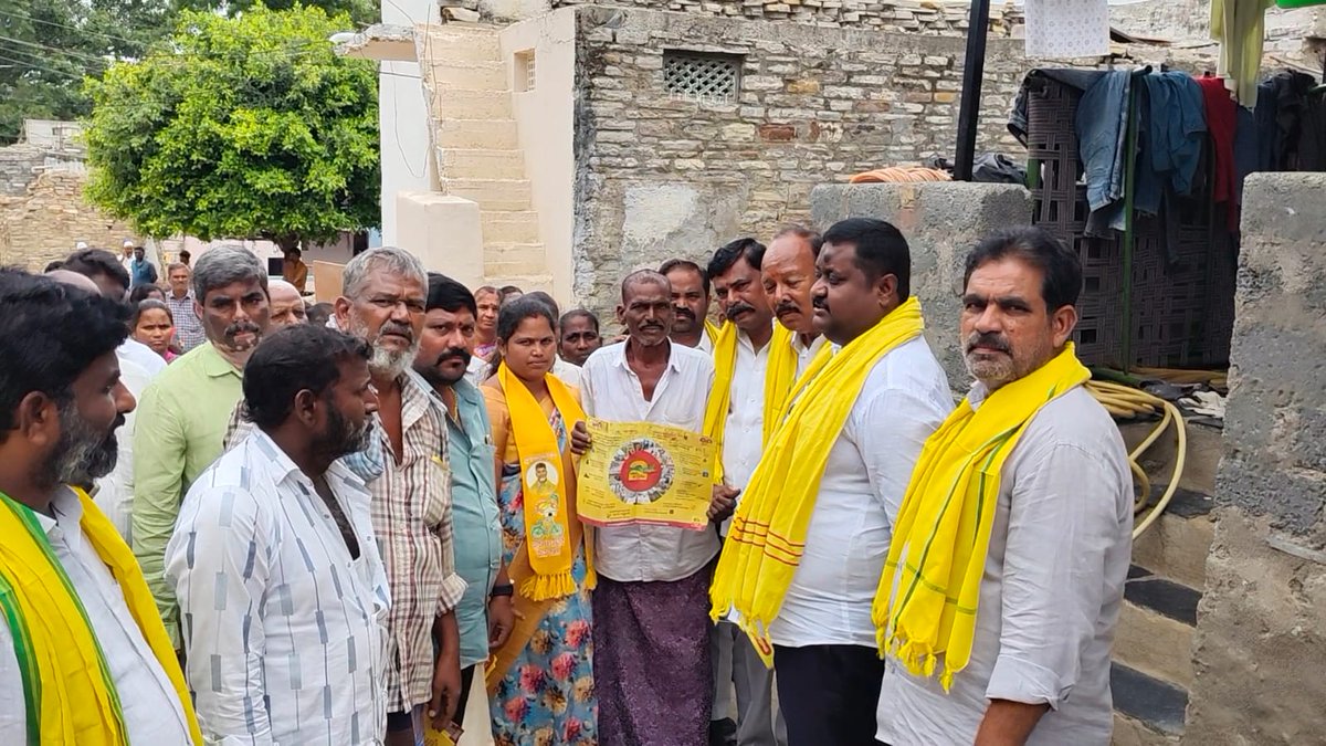 IKodumur's tweet photo. 8వ రోజు డోర్ టు డోర్ ప్రోగ్రామ్ లొ భాగంగా కర్నూల్ మండలం దిగువపాడు గ్రామంలో పాల్గొన్న కోడుమూరు శాసనసభ్యులు శ్రీ బొగ్గుల దస్తగిరి @BOGGULADAS44461 గారు మరియు నాయకులు కార్యకర్తలు @JaiTDP @naralokesh @ncbn @Pallasrinivas4u @RamanaiduTDP @MSRajuTDPOffl @GUDISEKRISHNAMA https://t.co/zaEerJVcNT