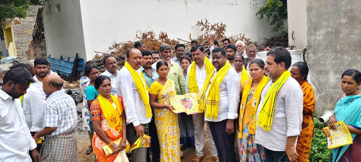 IKodumur's tweet photo. 8వ రోజు డోర్ టు డోర్ ప్రోగ్రామ్ లొ భాగంగా కర్నూల్ మండలం దిగువపాడు గ్రామంలో పాల్గొన్న కోడుమూరు శాసనసభ్యులు శ్రీ బొగ్గుల దస్తగిరి @BOGGULADAS44461 గారు మరియు నాయకులు కార్యకర్తలు @JaiTDP @naralokesh @ncbn @Pallasrinivas4u @RamanaiduTDP @MSRajuTDPOffl @GUDISEKRISHNAMA https://t.co/zaEerJVcNT