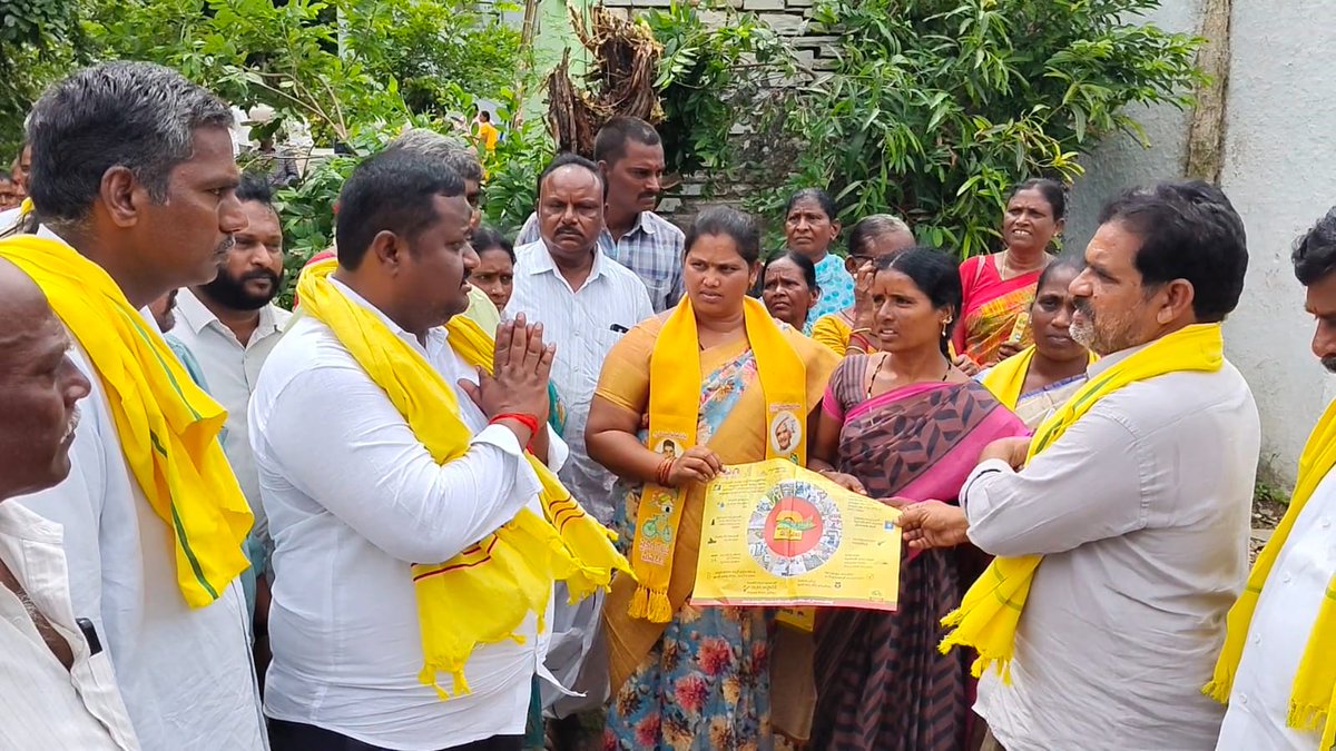 IKodumur's tweet photo. 8వ రోజు డోర్ టు డోర్ ప్రోగ్రామ్ లొ భాగంగా కర్నూల్ మండలం దిగువపాడు గ్రామంలో పాల్గొన్న కోడుమూరు శాసనసభ్యులు శ్రీ బొగ్గుల దస్తగిరి @BOGGULADAS44461 గారు మరియు నాయకులు కార్యకర్తలు @JaiTDP @naralokesh @ncbn @Pallasrinivas4u @RamanaiduTDP @MSRajuTDPOffl @GUDISEKRISHNAMA https://t.co/zaEerJVcNT
