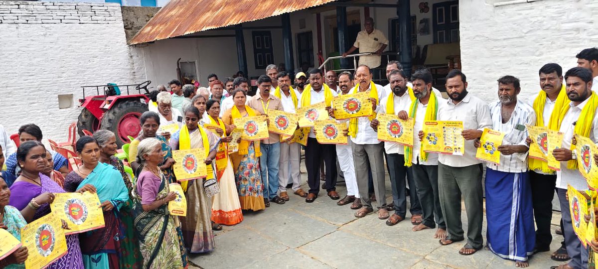 IKodumur's tweet photo. 8వ రోజు డోర్ టు డోర్ ప్రోగ్రామ్ లొ భాగంగా కర్నూల్ మండలం దిగువపాడు గ్రామంలో పాల్గొన్న కోడుమూరు శాసనసభ్యులు శ్రీ బొగ్గుల దస్తగిరి @BOGGULADAS44461 గారు మరియు నాయకులు కార్యకర్తలు @JaiTDP @naralokesh @ncbn @Pallasrinivas4u @RamanaiduTDP @MSRajuTDPOffl @GUDISEKRISHNAMA https://t.co/zaEerJVcNT