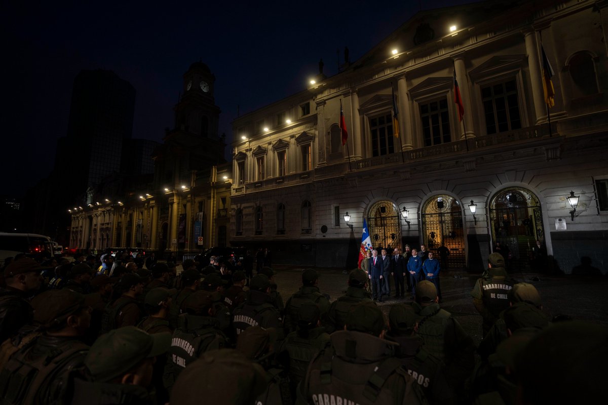 PresidenteKast's tweet photo. Junto al ministro Martín Arrau, acompañé en la Plaza de Armas a Carabineros, la PDI y Gendarmería en un nuevo operativo para recuperar los espacios que la delincuencia les ha quitado a los chilenos. A los delincuentes los vamos a perseguir, encontrar y llevar ante la justicia. La mano cambió en Chile.