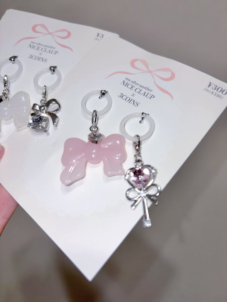 K89782's tweet photo. スリコとナイクラコラボのめじるしアクセサリー2つで¥330とは思えんｷﾗｯｷﾗで可愛すぎる… https://t.co/drA0hizICT