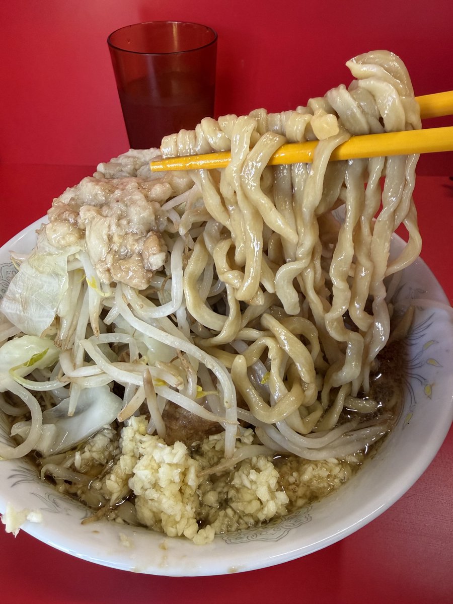 okitesla's tweet photo. 1ヶ月前くらいのラーメン二郎沖縄
小ラーメン　ニンニクヤサイアブラ

沖縄県民ラーメンと小ラーメンの量に違いがあるのかないのか実際に試してみようと小ラーメンを注文
全然わかりませんでした笑

ご馳走様でした！ https://t.co/Evis6Wvj0t