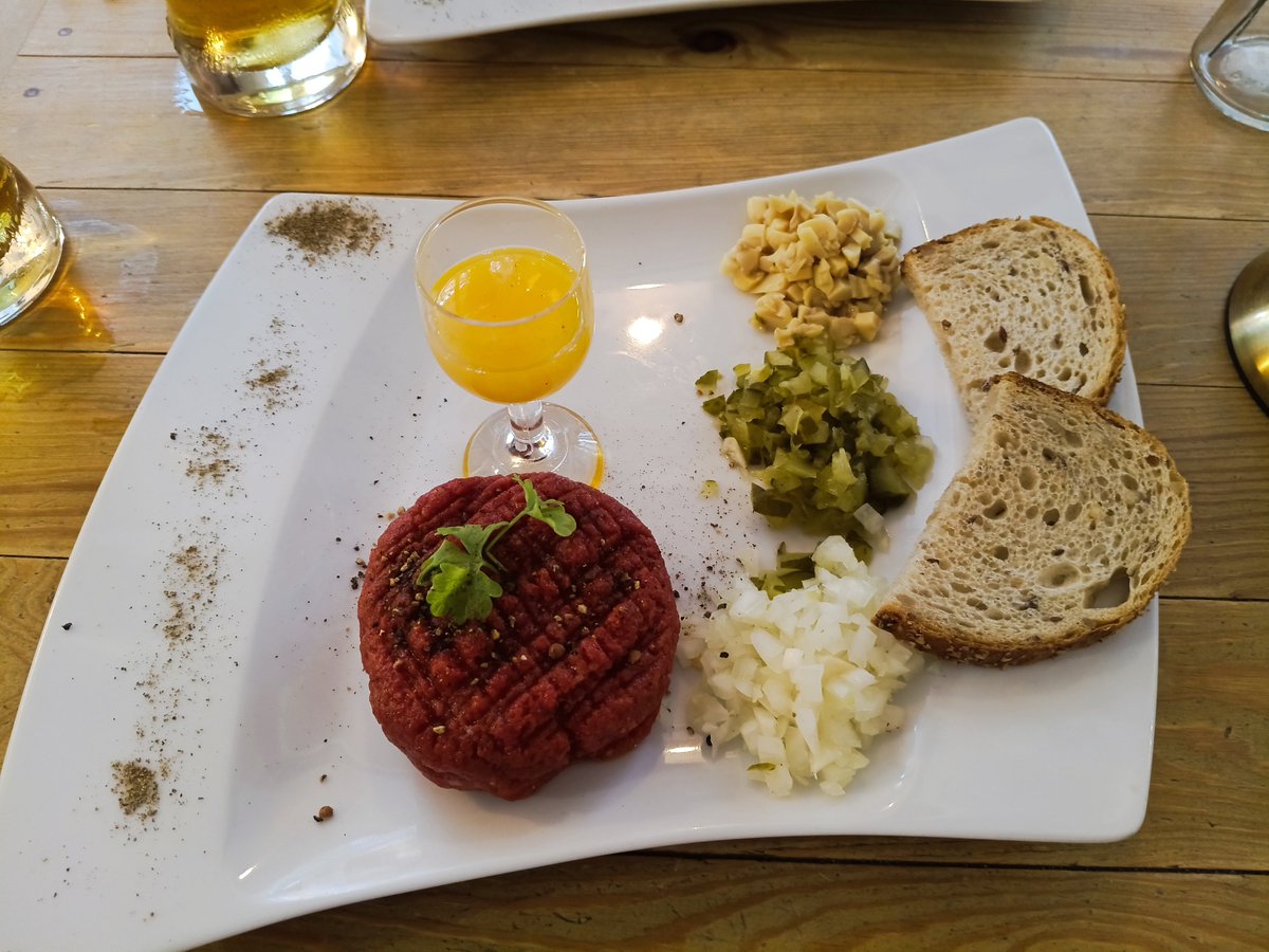 stukamario's tweet photo. Steak tartar, arenques aliñaitos y bigos (estofado de col y ternera). Riquísimo todo.
#ILovePoland https://t.co/8Opu4hYSjU