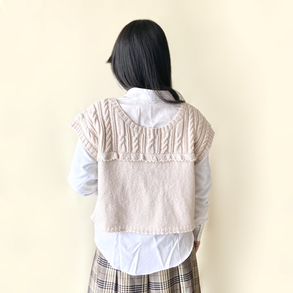 hope__made's tweet photo. ＊Pick UP＊
【推し色で作るシャツやブラウスに合わせるための前後2way胸元フリルのニットベスト】
￥44,000

hopemadeの #推し色ニットシリーズ
150色の毛糸からお好きな色でお作りします
胸元のフリルが目を惹くデザイン

▽minne
https://t.co/9trzAJJGas

▽Creema
https://t.co/EQP2VpyHrp https://t.co/eg2y5StxLk