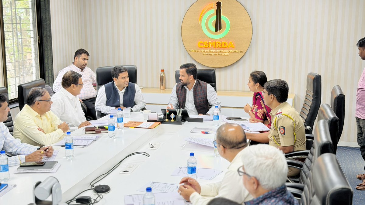 CollectorCSN's tweet photo. मा. विभागीय आयुक्त छत्रपती संभाजीनगर श्री. जी. श्रीकांत यांच्या अध्यक्षतेखाली विभागीय क्रीडा संकुल समितीची आढावा बैठक स्मार्ट सिटी कार्यालय, छत्रपती संभाजीनगर येथे संपन्न झाली.मा. जिल्हाधिकारी श्री. विनय गौडा उपस्थित. विकासकामे, पायाभूत सुविधा व प्रलंबित विषयावर सूचना दिल्या. https://t.co/ObP9AVv5Lt