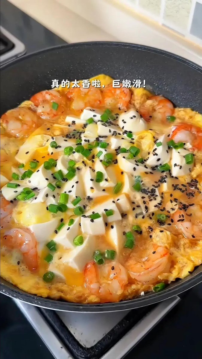KanidthaO's tweet photo. เมนูนี้ทำตอนหิวคือจบเลย... 😭🍤 เต้าหู้นุ่มละมุน ไข่เยิ้มๆ กุ้งเด้งเต็มคำ ราดข้าวร้อนๆ คืออร่อยจนไม่อยากแบ่งใคร!!!🤑
Cr.小洁食光记

🥣 ส่วนผสม
- เต้าหู้ไข่หรือเต้าหู้อ่อน 1 หลอด
- กุ้งสดปอกเปลือก
- ไข่ไก่ 2 ฟอง
- ซีอิ๊วขาว 2 ช้อนโต๊ะ
- ซอสหอยนางรม 1 ช้อนโต๊ะ
- น้ำตาล 1 ช้อนชา
- น้ำเปล่าเล็กน้อย
- พริกไทยดำ
- ต้นหอมซอย
- งาดำ
- น้ำมันสำหรับผัด

🍴 วิธีทำ
- ตั้งกระทะใส่น้ำมัน วางเต้าหู้และกุ้งลงไป (คลุกกุ้งกับพริกไทยดำเล็กน้อยก่อน)
- ผสมซีอิ๊วขาว ซอสหอยนางรม น้ำตาล และน้ำเปล่า คนให้เข้ากัน แล้วเทลงกระทะ
- เคี่ยวไฟอ่อนจนกุ้งสุกเปลี่ยนสี
เทไข่ที่ตีไว้ลงไปรอบๆ รอให้ไข่เริ่มเซ็ตตัว
โรยต้นหอมซอยและงาดำ พร้อมเสิร์ฟได้เลย