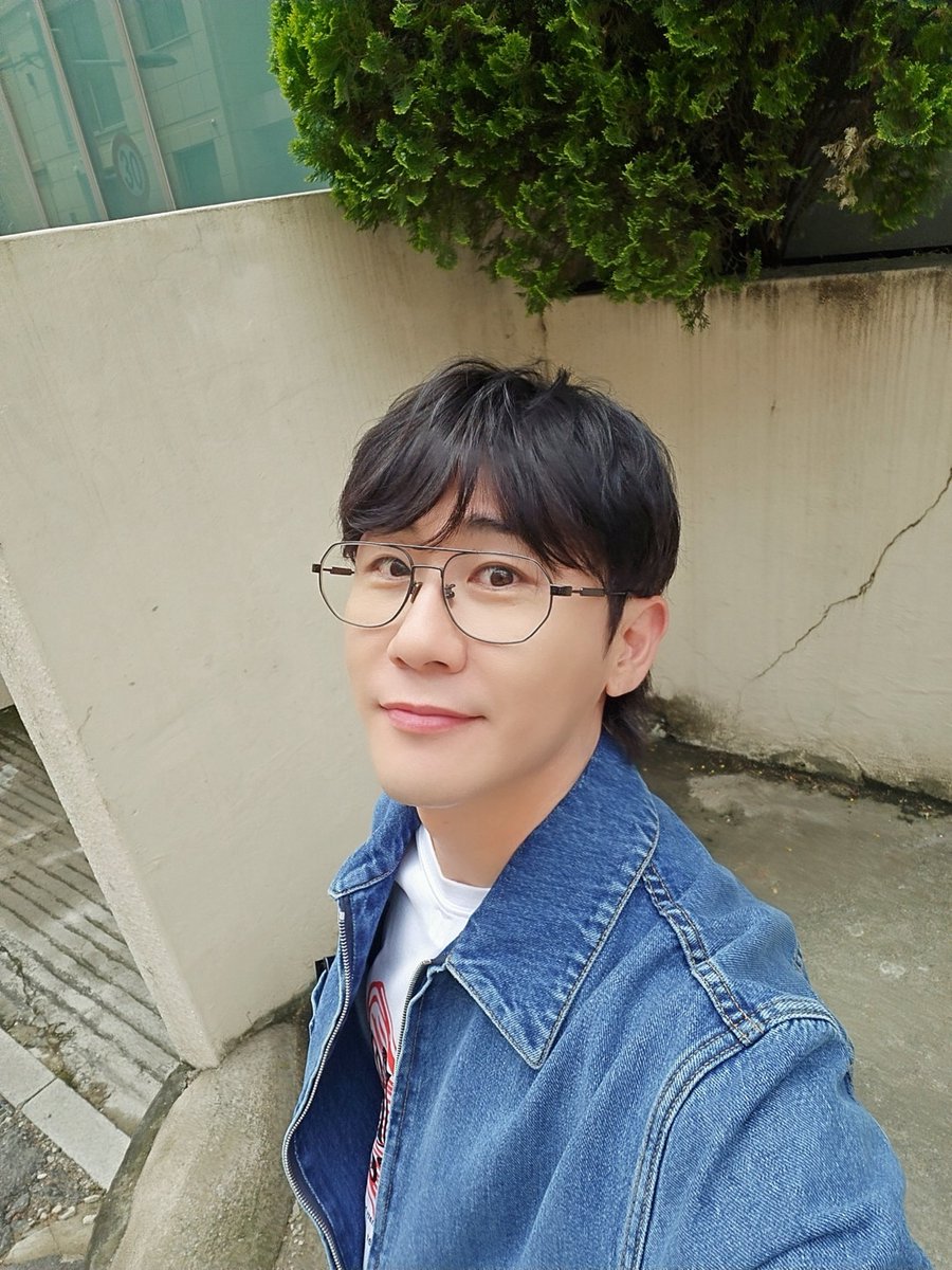 YOUNGTAK_ABYSS's tweet photo. 오늘은 영탁이가 선물 🎁

260806 KBS 신상출시 편스토랑

#영탁 #YOUNGTAK
#편스토랑 https://t.co/xvCfoSZz4R