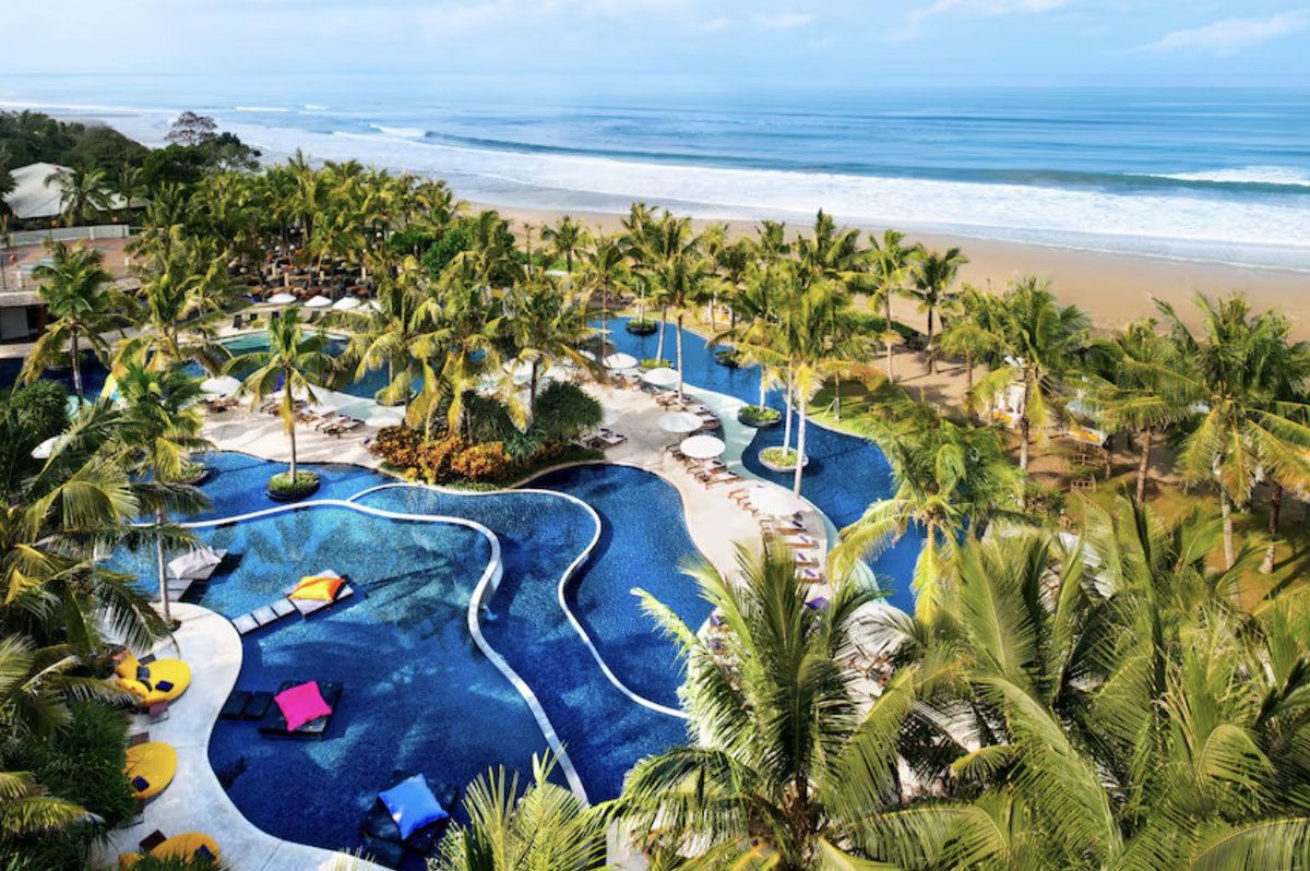 PostcardPerks's tweet photo. 🌴 W Bali – Seminyak | 4th Night FREE + $300 USD Hotel Credit  ✨

Stay 4 nights, pay for just 3 — plus enjoy an enhanced USD 300 hotel credit!

Your stay includes:
✨ 4th night FREE
🍳 Daily breakfast for 2
💳 USD 300 hotel credit
⬆️ Upgrade to Spectacular Ocean Facing Escape, subject to availability
🕐 Early check-in & late check-out, subject to availability
🎁 Welcome amenity

DM us @PostcardPerks to book now! 📩

#Bali #WBali #Travel #LuxuryTravel #HotelDeals #PostcardPerks #Indonesia