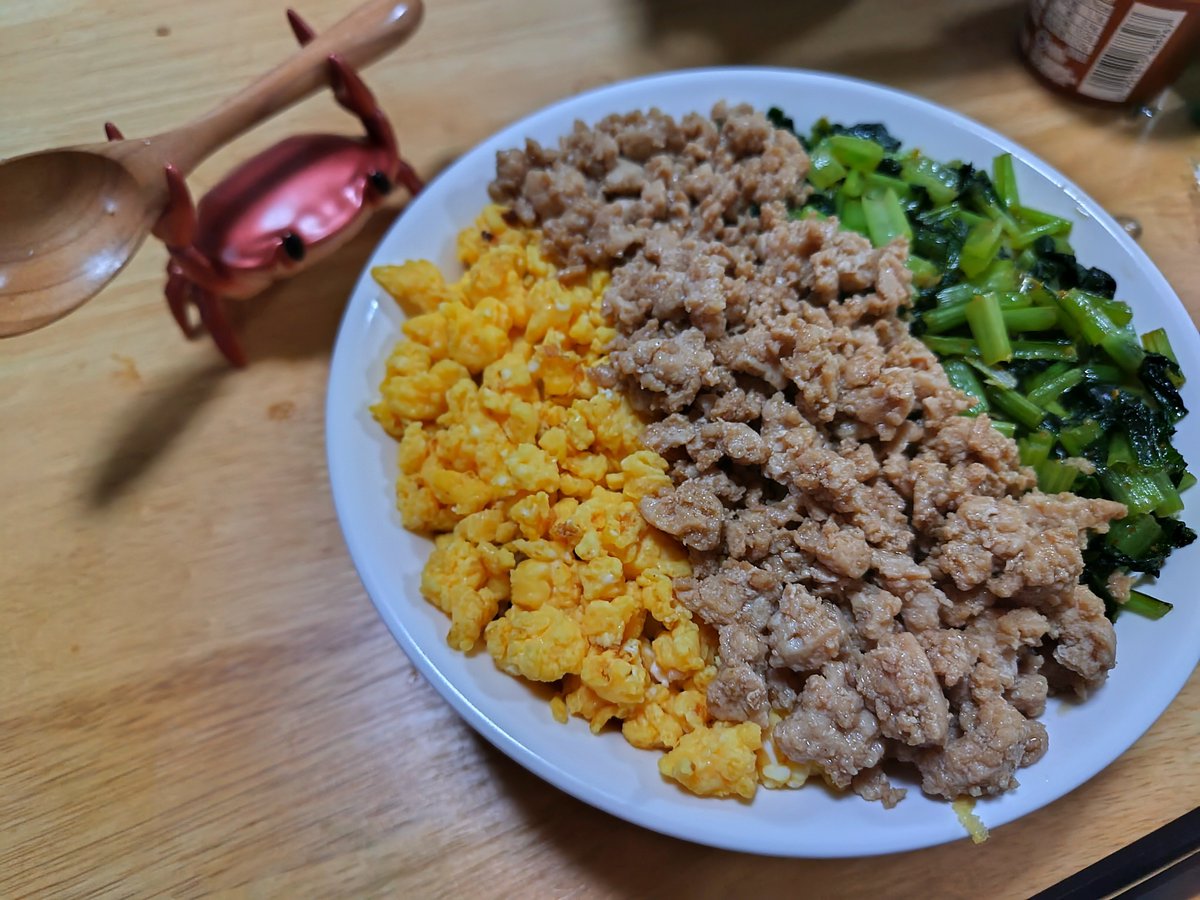 Uhyo_0227's tweet photo. 3色そぼろ丼 https://t.co/B7rWyfmJKa