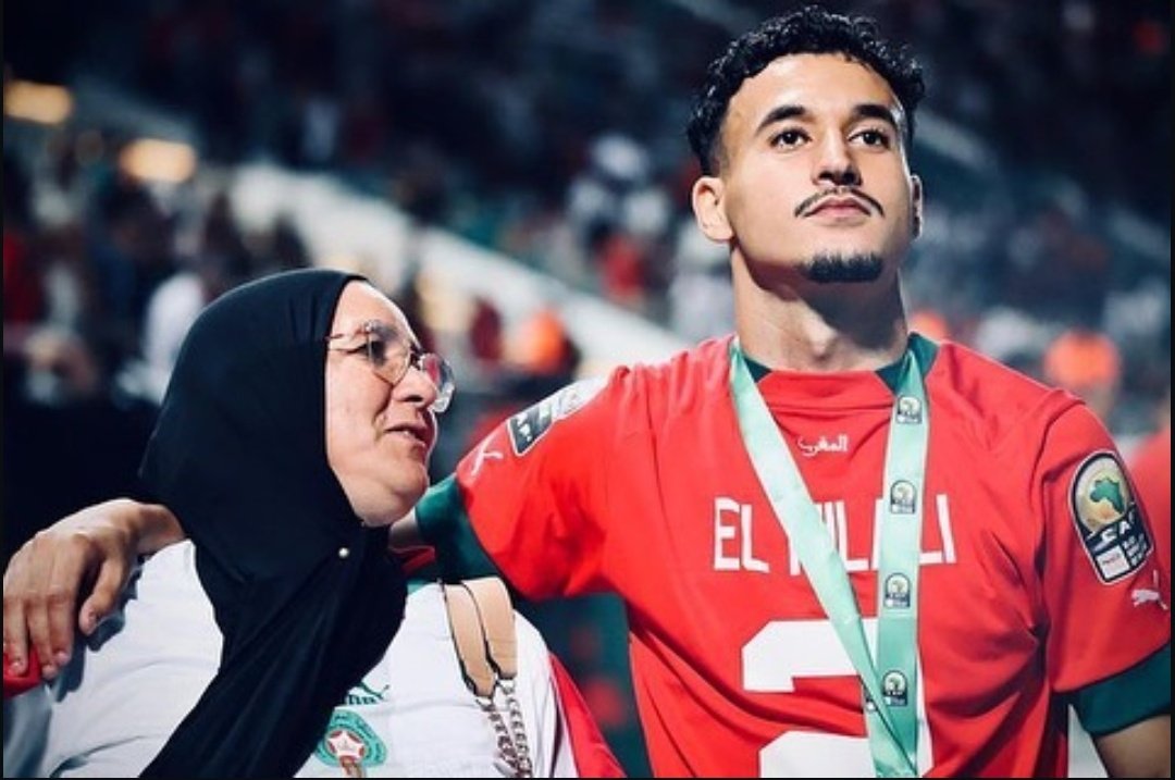 ActuFootMaroc's tweet photo. 🇲🇦 𝗢𝗺𝗮𝗿 𝗘𝗹 𝗛𝗶𝗹𝗮𝗶 𝗱𝗲́𝗻𝗼𝗻𝗰𝗲 𝗹𝗲 𝗿𝗮𝗰𝗶𝘀𝗺𝗲 𝗲𝗻 𝗘𝘀𝗽𝗮𝗴𝗻𝗲 👊🏼🇪🇸 :

« 𝗠𝗮 𝗺𝗲𝗿𝗲 a été accusée d’avoir volé au supermarché. Quand je suis arrivé sur les lieux et qu’on m’a reconnu, on lui a demandé pardon.

Mais les gens qui ne savent pas que je suis footballeur me regardent mal, comme si j’avais commis 40 délits. »

Hakimi et bien d'autres nous avaient prévenus, le passeport ne changera rien. Soutien à El Hilali. ❤️