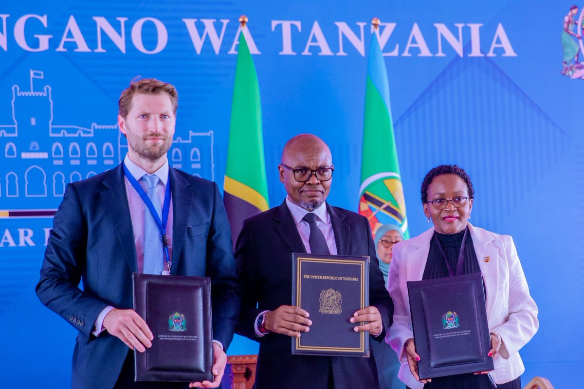 SuluhuSamia's tweet photo. Ikulu, Dar es Salaam

Nikiwa nimeambatana na Kaka yangu, Rais wa Jamhuri ya Uganda, Mheshimiwa Yoweri Museveni, tumeshuhudia nchi zetu, kwa kushirikiana na Kampuni ya Vitol ya Ufalme wa Bahrain, zikisaini Hati ya Makubaliano ya Mapendekezo ya Kuendeleza Jiji la Tanga kuwa Kituo cha Nishati cha Kikanda. Ninamshukuru Mheshimiwa Rais Museveni kwa ushirikiano unaoendelea kuimarisha uhusiano kati ya Tanzania na Uganda na kuleta manufaa kwa wananchi wa nchi zetu.

Mradi huu ni sehemu ya dhamira yetu ya kuongeza thamani rasilimali zetu na kuimarisha ushirikiano wa kiuchumi. Utekelezaji wake utapanua fursa za ajira na uwekezaji, kuwezesha wananchi kunufaika zaidi na mnyororo wa thamani wa sekta ya nishati, na kuchochea ukuaji wa uchumi wa Tanzania na Uganda.