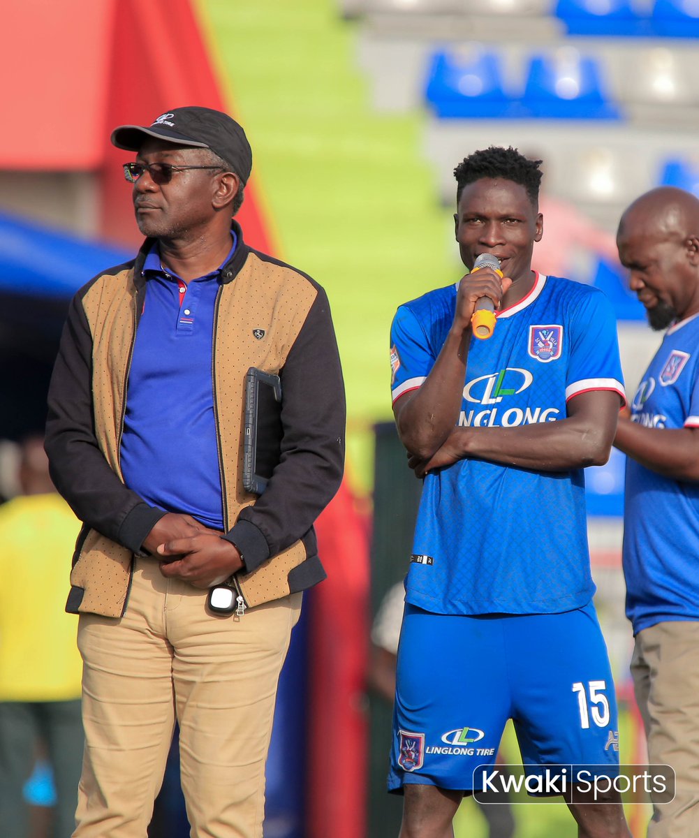 farmking994's tweet photo. David Owori delivering the end of season message to the fans at Kadiba Stadium after the last game of the season.
It's a pity that we won't enjoy him on the pitch anymore 🥺
@SCVillaJogoo
@Gad_lee
@DavidOwori7
#RIPOwori
#SayNoToViolence https://t.co/9LS7sCQcZ6