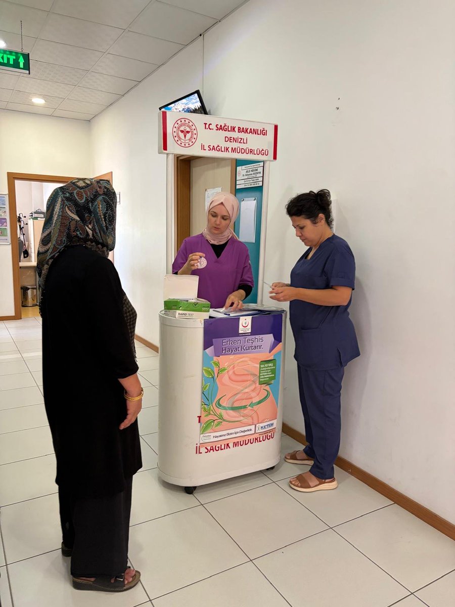 MerkezefendISM's tweet photo. Merkezefendi İlçe Sağlık Müdürlüğü olarak
“Riskten Kaçın Kanserden Korun.”
“ErkenTanı Al Sağlıkla Kal.”
Halil Çarkıt  Aile Sağlığı Merkezine  gelen kişilere “Ülkemizde en sık görülen kanserler nerlerdir? “ diyerek bu konuda dikkat çekmek istedik. https://t.co/rTfzM6GESX