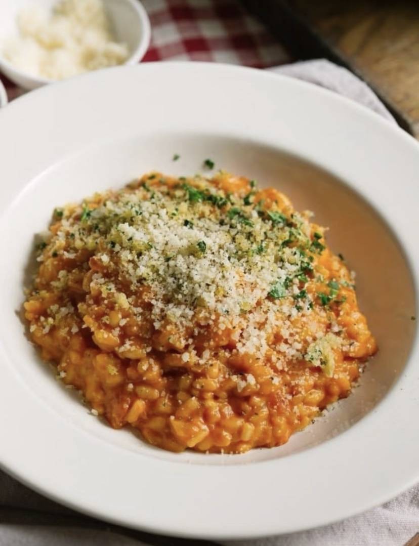 Bernardinauvkd's tweet photo. Just found the coziest hidden bistro! Their truffle mushroom risotto is creamy, packed with umami, and the fresh arugula on top adds the perfect crunch. 10/10, will come back next week! https://t.co/sD4mg8d5l2