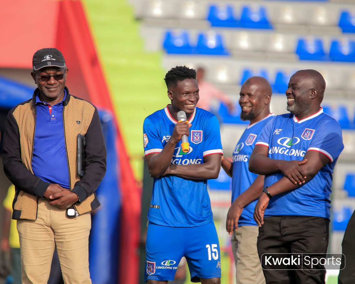 farmking994's tweet photo. David Owori delivering the end of season message to the fans at Kadiba Stadium after the last game of the season.
It's a pity that we won't enjoy him on the pitch anymore 🥺
@SCVillaJogoo
@Gad_lee
@DavidOwori7
#RIPOwori
#SayNoToViolence https://t.co/9LS7sCQcZ6