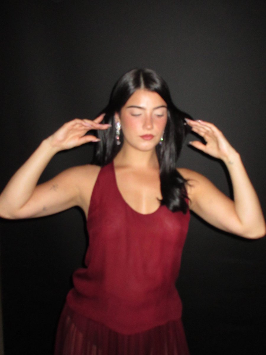 deeznutz2553's tweet photo. I swear Charli just shows em off whenever she can😭 https://t.co/2Ds1lVBfXw
