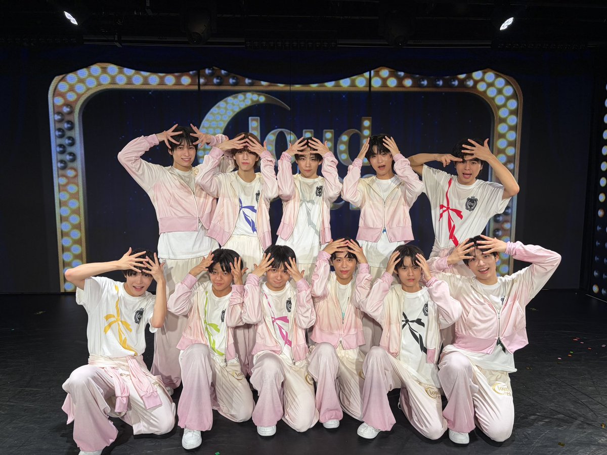 cloudten_info's tweet photo. 【We're Cloud ten】
Cloud ten THEATER本日もご来場いただきありがとうございました🌟

そして濱屋元希のお誕生日もWindsの皆さんと一緒にお祝いできてよかったです！🎂

明日のチケットもまだまだ販売中です🎫
シアターで皆さんにお会いできるのを楽しみに待っています☁️🌙

📍ダイバーシティ東京 プラザ ６F
　『Cloud ten THEATER』

▼出演メンバーはこちら
https://t.co/N5Hgs7slZe

▼チケット一般販売はこちら
https://t.co/a9IUirR9cs

#前髪切りすぎちゃったポーズ
＃Cloudten　＃クラウドテン #CloudtenTHEATER