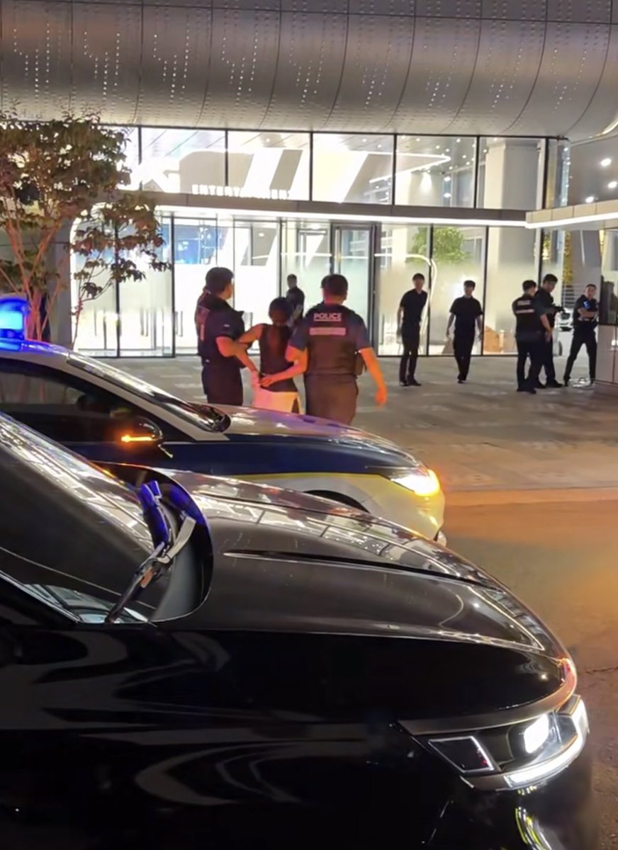 roise_e's tweet photo. a brave soul just stormed into yge with a golf club and hit the front entrance with it 😳 https://t.co/UieIZ5WLGI