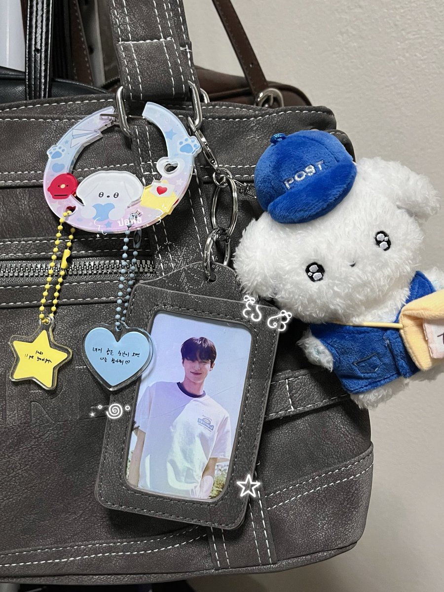 pfluffyjw's tweet photo. รบกวนวิ่งมารับนะคะ 🏃🏻‍♀️🏃🏻‍♀️💨📮 

มีแค่ ~40 เซต หมดแย้วหมดเยย 👏🏻

((มีน้องเป่าโป่งแจกพิเศษ 10อัน เอาไปให้บีบเล่น))

: พิกัดเวลามาลงให้อีกทีน้า เจอกันงับ🫂🤍💭

#บยอนอูซอก #byeonwooseok
#BYEONWOOSEOK_TOUR_in_BANGKOK
#TheSecretLibrary_in_Bangkok
#อูเชทงgiveaway https://t.co/IKuVZBC2Yw