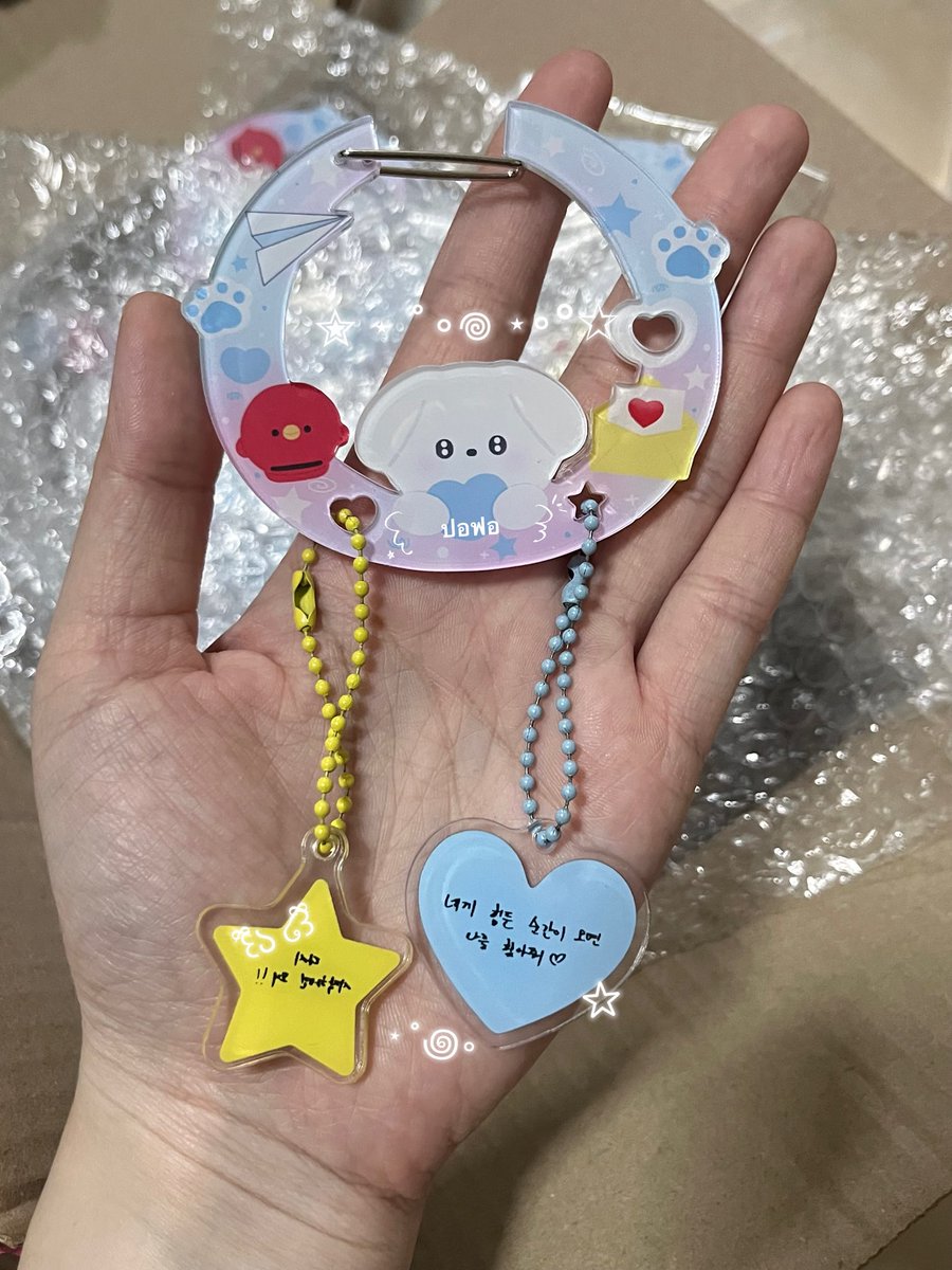 pfluffyjw's tweet photo. รบกวนวิ่งมารับนะคะ 🏃🏻‍♀️🏃🏻‍♀️💨📮 

มีแค่ ~40 เซต หมดแย้วหมดเยย 👏🏻

((มีน้องเป่าโป่งแจกพิเศษ 10อัน เอาไปให้บีบเล่น))

: พิกัดเวลามาลงให้อีกทีน้า เจอกันงับ🫂🤍💭

#บยอนอูซอก #byeonwooseok
#BYEONWOOSEOK_TOUR_in_BANGKOK
#TheSecretLibrary_in_Bangkok
#อูเชทงgiveaway https://t.co/IKuVZBC2Yw
