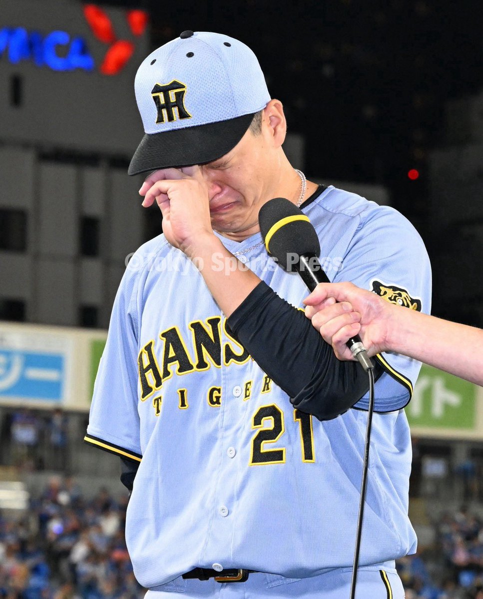 tospophoto's tweet photo. 【プロ野球】2026年8月6日 DeNA×阪神 (横浜スタジアム)

今日のヒーロー
熊本への思いを語る #大竹耕太郎

#東スポ #tigers https://t.co/q2Ro0DFKbS