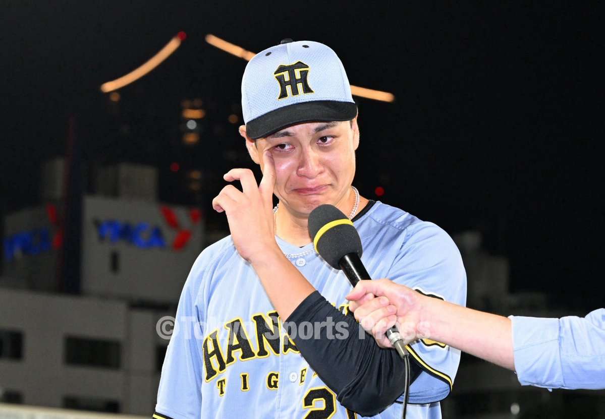 tospophoto's tweet photo. 【プロ野球】2026年8月6日 DeNA×阪神 (横浜スタジアム)

今日のヒーロー
熊本への思いを語る #大竹耕太郎

#東スポ #tigers https://t.co/q2Ro0DFKbS