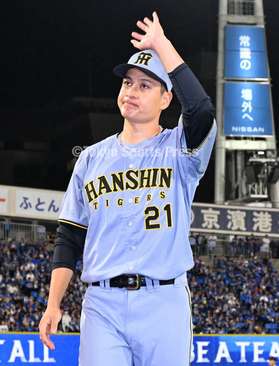 tospophoto's tweet photo. 【プロ野球】2026年8月6日 DeNA×阪神 (横浜スタジアム)

今日のヒーロー
熊本への思いを語る #大竹耕太郎

#東スポ #tigers https://t.co/q2Ro0DFKbS