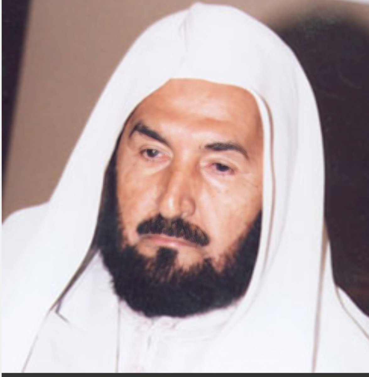 666Jsj's tweet photo. .
توفي معالي الدكتور راشد الراجح الشريف أول مدير لجامعة أم القرى، عن عمر يناهز 82 عاما، بعد رحلة طويلة مع العلم والإدارة وخدمة الوطن في مواقع عديدة أبرزها جامعة أم القرى ومجلس الشورى ونادي مكة الثقافي ومركز الحوار الوطني ..
وسوف يصلى عليه بالحرم المكي اليوم و يدفن بمكةالمكرمة ..

رحمه الله رحمة واسعة وغفر له وأدخله فسيح جناته..

  العزاء للوطن ولأسرته وجماعته الأشراف ولأصدقائه وطلابه ومحبيه .

 (وإنا لله وإنا إليه راجعون)