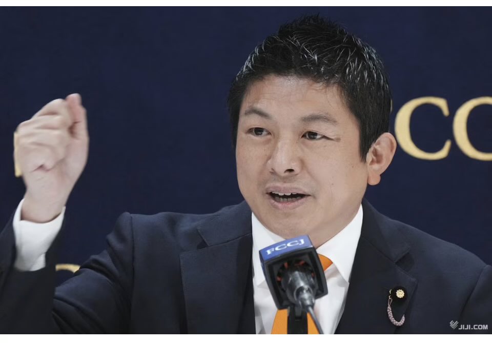 sscom61029's tweet photo. 参政党の神谷代表、食料品消費減税を「天下の愚策」と批判

一律の消費税減税ではないからといって食料品消費税減税に反対をする理由にはならないと思うが？

確かに飲食店は今回の減税から外れて苦しい部分はある
であればまず飲食店を対象に含めるよう働きかけるべきで減税そのものを潰すべきではない

せっかく下がることのなかった消費税へのアリの一穴に反対してしまっては本末転倒。

その穴をなんとか広げていき最終的には一律消費税減税へ繋げていくべきではないのか？

最初から一律でなければ飲めないと非現実な要求をして結果緊縮派と同じ'反対'になっている

参政党は秋の国会に一律消費税減税の法案を出すのだろうか？
棚晒しにされるだけでは？

#参政党　#神谷宗幣