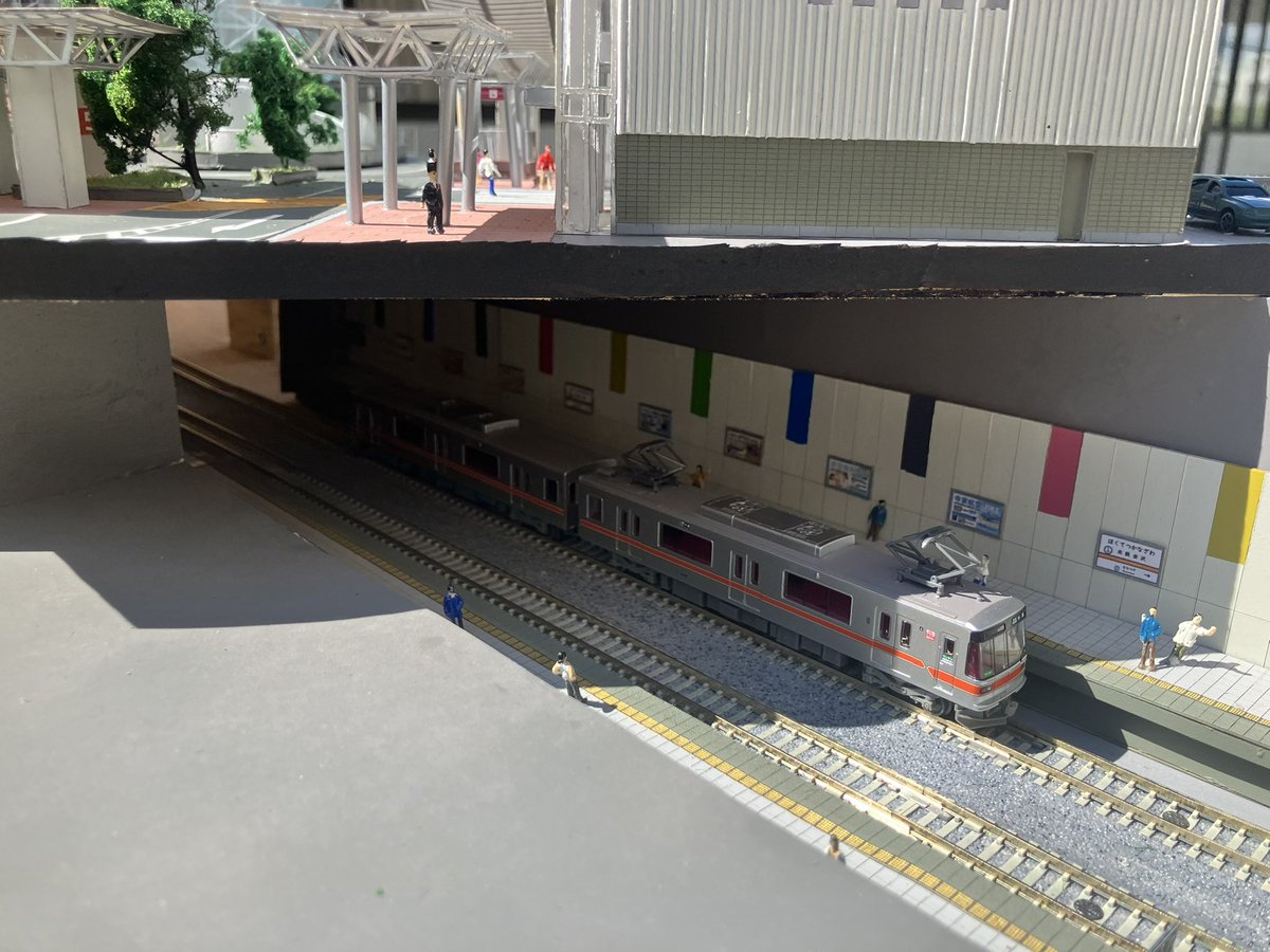 TRSC2250025's tweet photo. #鉄道模型コンテスト③
伝統×現代アートの都市金沢
鼓門やその後ろの屋根などは全て手づくりです！赤色の門と青みがかった屋根のコントラストをお楽しみください。

J9ブロックにて展示中です！ https://t.co/utFACCvtAw