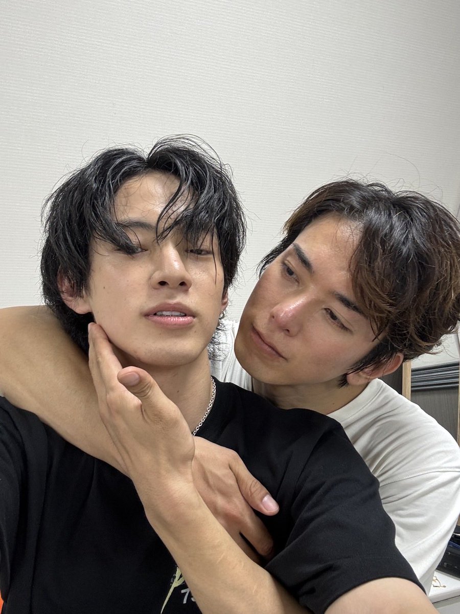 monaki_official's tweet photo. ケンケンです🗡️
本日は「湯〜とぴあ宝夏まつり2026」でした！
夏祭りということで、出店のご飯も食べさせていただいて🍗
祭りならではの雰囲気でライブをさせていただきました〜！！
暗い中のペンライトはやっぱりいいね〜！
浴衣着られてる方も多くて普段祭りに行かない僕からするとなんか新鮮でした！！

夏休みってこともありちびっ子達もたくさんいて眼福✨

みんな夏休み満喫しろよ〜〜笑

では！！

#モナキの日常
#山本さん日記始めました