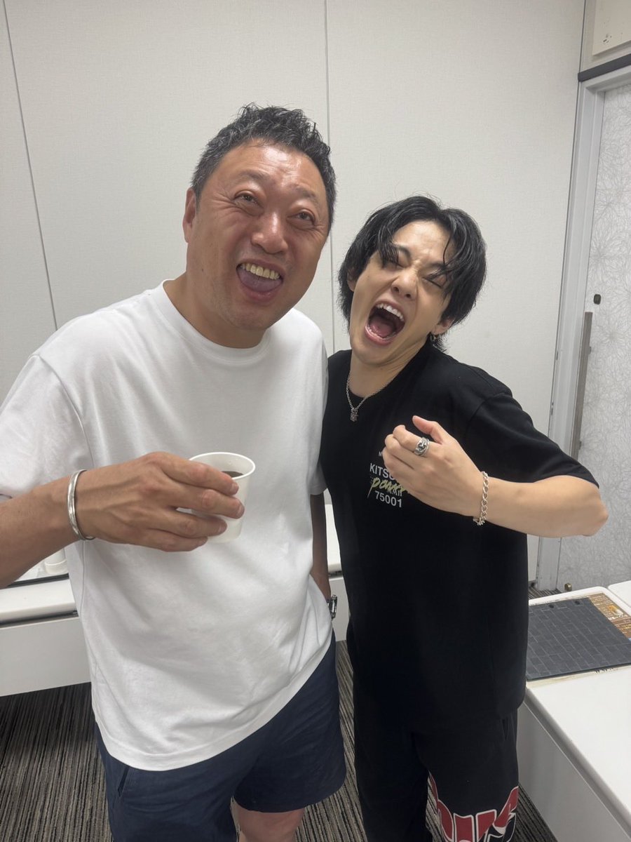 monaki_official's tweet photo. ケンケンです🗡️
本日は「湯〜とぴあ宝夏まつり2026」でした！
夏祭りということで、出店のご飯も食べさせていただいて🍗
祭りならではの雰囲気でライブをさせていただきました〜！！
暗い中のペンライトはやっぱりいいね〜！
浴衣着られてる方も多くて普段祭りに行かない僕からするとなんか新鮮でした！！

夏休みってこともありちびっ子達もたくさんいて眼福✨

みんな夏休み満喫しろよ〜〜笑

では！！

#モナキの日常
#山本さん日記始めました