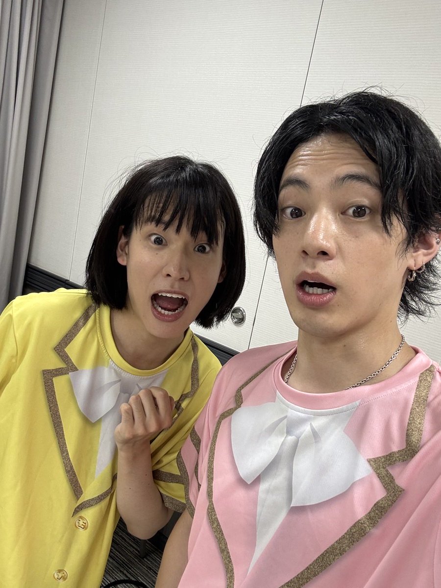 monaki_official's tweet photo. ケンケンです🗡️
本日は「湯〜とぴあ宝夏まつり2026」でした！
夏祭りということで、出店のご飯も食べさせていただいて🍗
祭りならではの雰囲気でライブをさせていただきました〜！！
暗い中のペンライトはやっぱりいいね〜！
浴衣着られてる方も多くて普段祭りに行かない僕からするとなんか新鮮でした！！

夏休みってこともありちびっ子達もたくさんいて眼福✨

みんな夏休み満喫しろよ〜〜笑

では！！

#モナキの日常
#山本さん日記始めました
