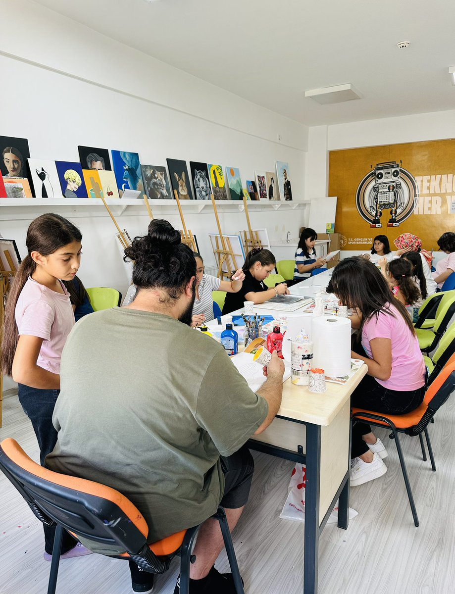 bahsiligm's tweet photo. 📍Bahşılı Gençlik Merkezi 

#GSBGençlikYazKulübü etkinlikleri kapsamında Resim eğitimimiz, gençlerimizin yoğun katılımıyla merkezimizde devam ediyor. 🤗🎨🧑‍🎨 https://t.co/3ihv6rYLmj