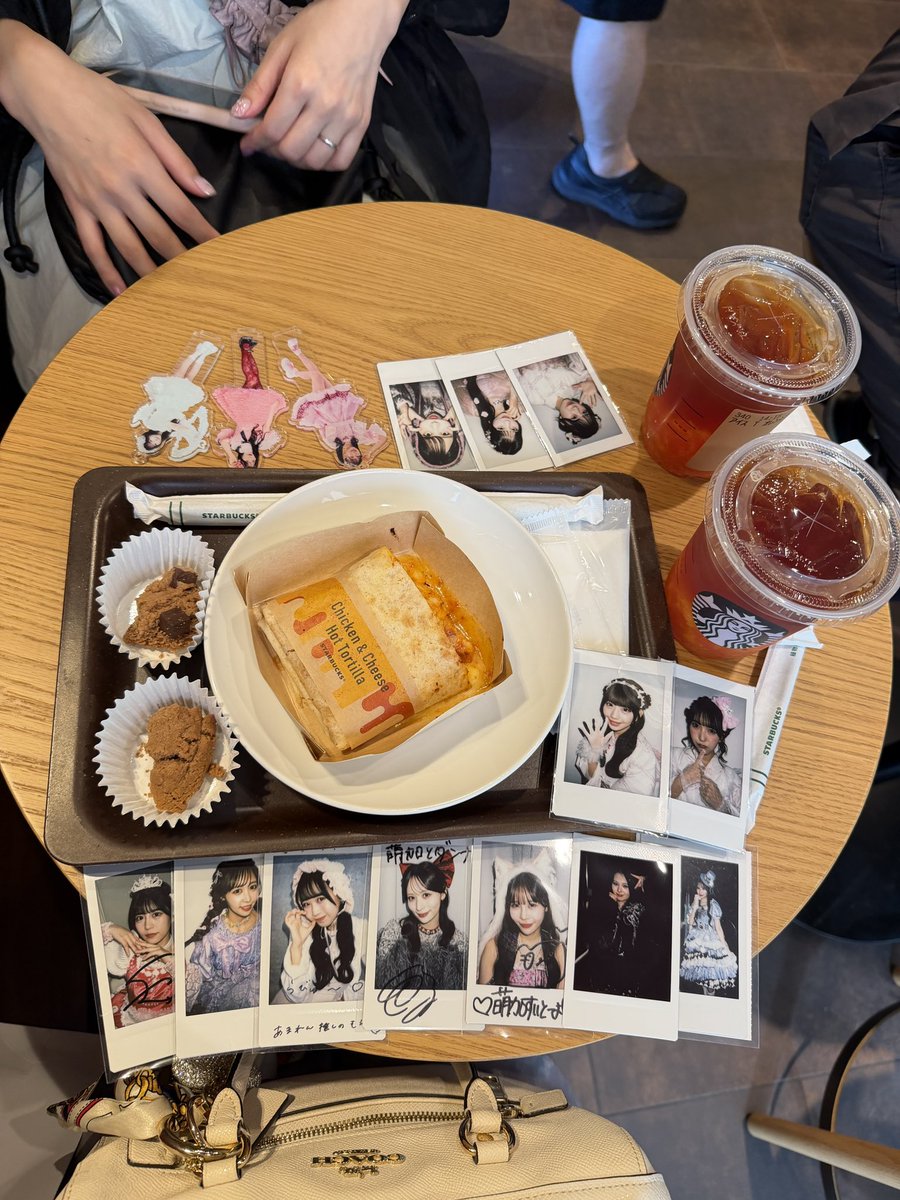 mo_ct1214's tweet photo. みずきちゃんとおデート♡
スタバからスタートして夜ごはんまで、8時間近く話し続けてたのやばい😂ツーショ撮るの忘れるのも毎回すぎ😇
お土産でいただいたコアラちゃんがチェキ持ってくれるの死ぬほど可愛いよ〜😆💛ありがとう🥹 https://t.co/q6u6j6Kney