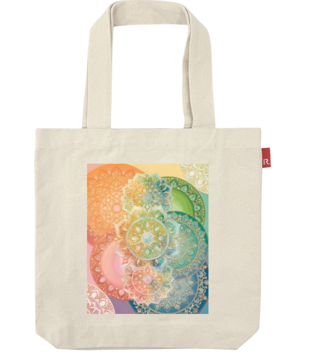 pentinity's tweet photo. トートバッグ専門ブランド「ROOTOTE」にてハコのcumulate -Kreis-デザインのトートバッグ販売開始です。チェックよろしくお願いします！
https://t.co/pkeWR4rY3M

トートバッグ専門ブランド「ROOTOTE」が、新進アーティストのキャリアを本格的に支援するインキュベーション企画として、「Independent Tokyo 2026」の出展作家を対象としたアート・トートバッグ生産販売。33名の作品は、ROOTOTEを代表する定番縦型モデル「TALL」をキャンバスに落とし込んだ特別なコラボトートバッグとして製品化されます。作品を「飾る」だけではなく「持ち歩くアート」として日常へ届ける、アーティストと社会を繋ぐメディアとしての取り組みです。

Release：2026年8月7日 12:00（金曜日）
