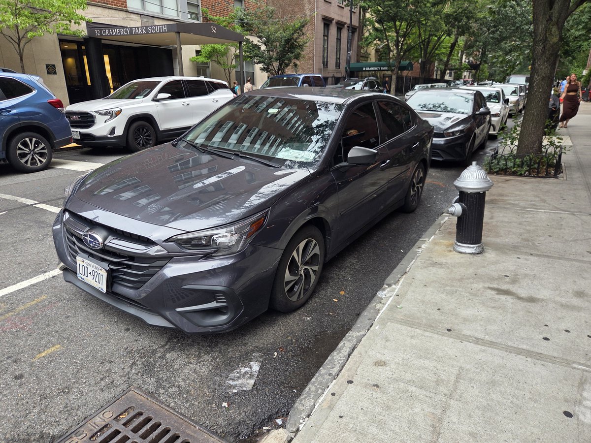 SilverFoxReturn's tweet photo. @NYPDPC
@NYPDTransport
Embarrassing!
Blocking @FDNY fire hydrant  in #Gramercy with a booklet as #placard $2650 in judgment violations. Hey @NYCSHERIFF come and get it. https://t.co/7c8rkulP26