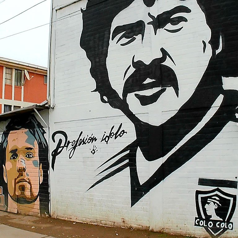 comunafoto's tweet photo. ¿Cuándo le hacen un mural a Vozinha? ¿Conocen este "museo" de Colo-Colo? ¿Qué dicen desde el Estadio Monumental? Video viral: https://t.co/Q45snW4CJu https://t.co/6dXTudtdtX