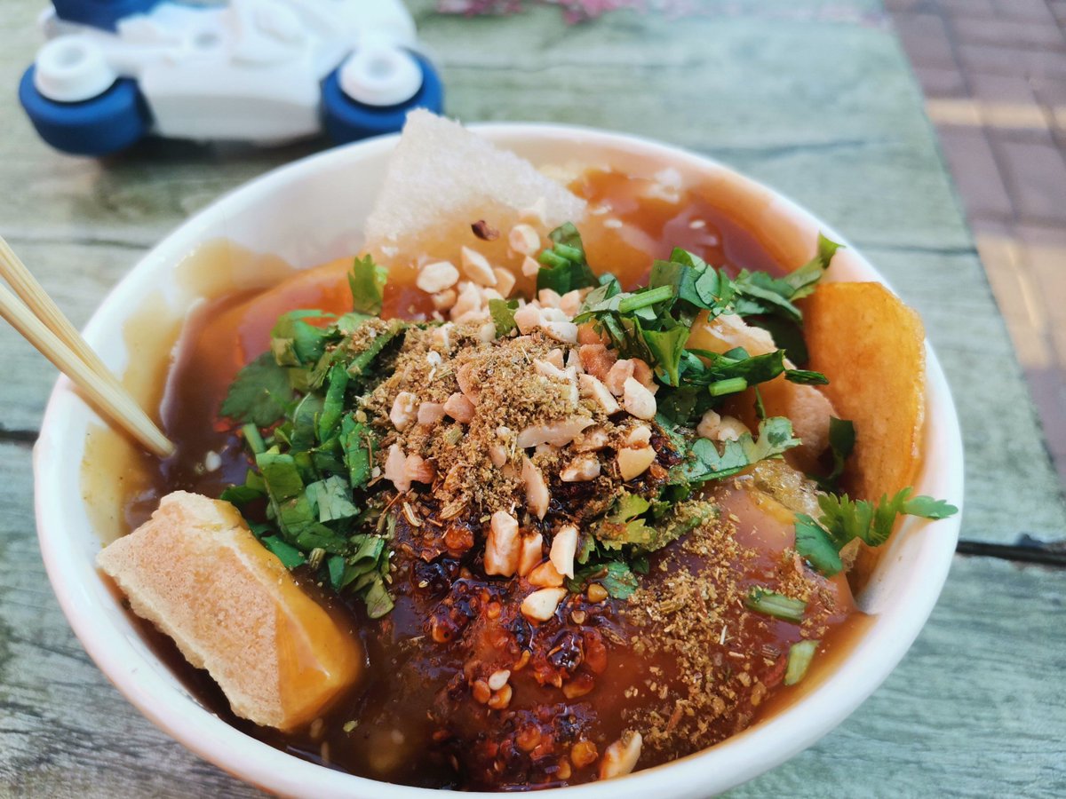 JaneneMayoerimd's tweet photo. Crunchy fried stinky tofu with spicy chili flakes from the night market – that’s the perfect late-night snack!  #StreetFood #NightMarket， https://t.co/3pXQXvUugj