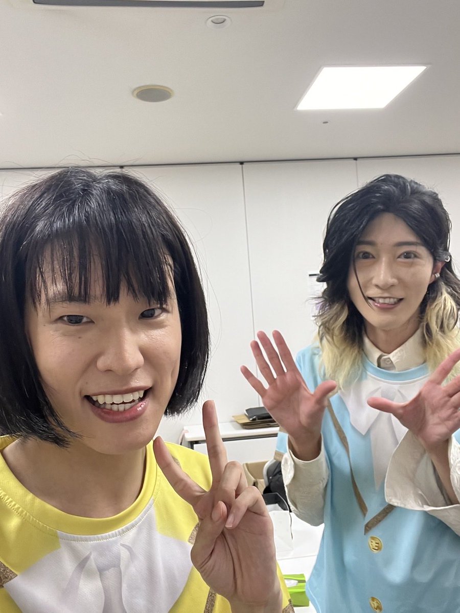 monaki_official's tweet photo. こんばんは〜！おヨネです🍙

本日は「湯～とぴあ宝夏まつり2026」さんに出演させて頂きました！！🍉♨️
ご来場頂いた皆様、ありがとうございました！🤩

5月末にライブを行わせて頂いて以来の湯〜とぴあさんでした！☺️今回は野外のステージでしたが、夏祭り限定の屋台やゲーム、太鼓の演奏やダンスのステージなどお祭り好きな自分にとっては心躍る内容のイベントでワクワクでした...！🫶🪘
皆さんは夏休み只中でしょうか🗓️🥳お祭りは思いっきり楽しめましたか...？🎶 

P.S. 半袖モナキでメンバーと🌻