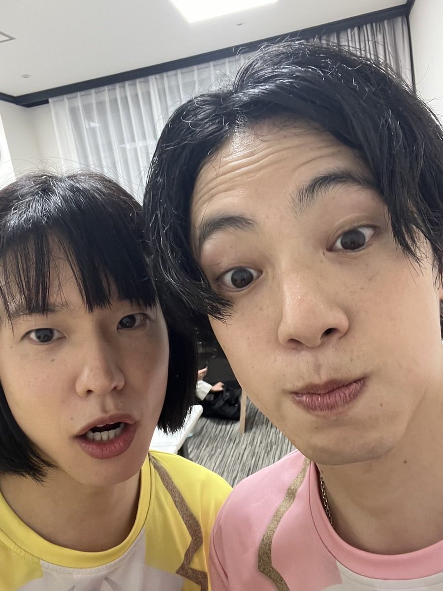 monaki_official's tweet photo. こんばんは〜！おヨネです🍙

本日は「湯～とぴあ宝夏まつり2026」さんに出演させて頂きました！！🍉♨️
ご来場頂いた皆様、ありがとうございました！🤩

5月末にライブを行わせて頂いて以来の湯〜とぴあさんでした！☺️今回は野外のステージでしたが、夏祭り限定の屋台やゲーム、太鼓の演奏やダンスのステージなどお祭り好きな自分にとっては心躍る内容のイベントでワクワクでした...！🫶🪘
皆さんは夏休み只中でしょうか🗓️🥳お祭りは思いっきり楽しめましたか...？🎶 

P.S. 半袖モナキでメンバーと🌻